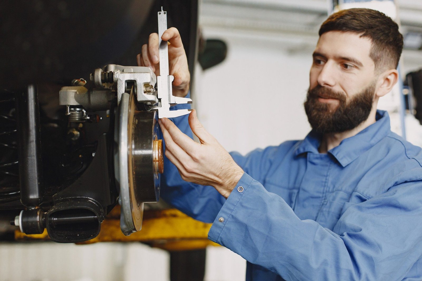 Técnico realizando manutenção e medição de componente mecânico